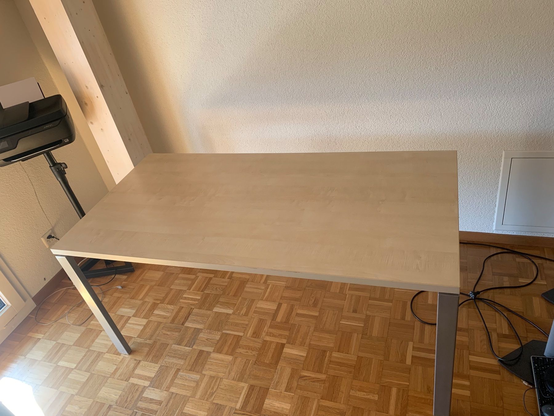 Scrivanie: Massiver Profi-Bürotisch mit Metallgestel – Usato da Unterentfelden venduto da loicmarkus