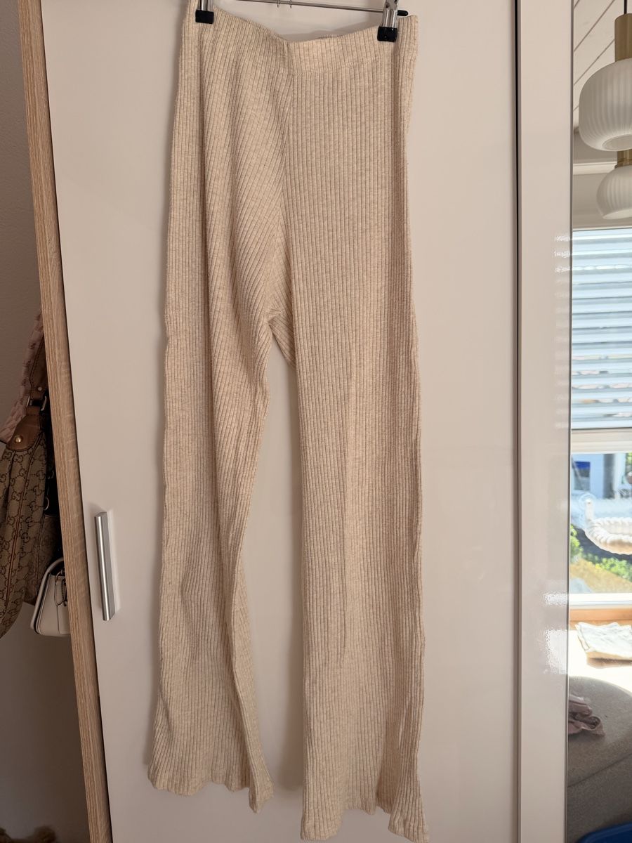 H&M Hosen: Rippstrick Hose beige Grösse S H&M – Gebraucht aus Kriegstetten von Musli15