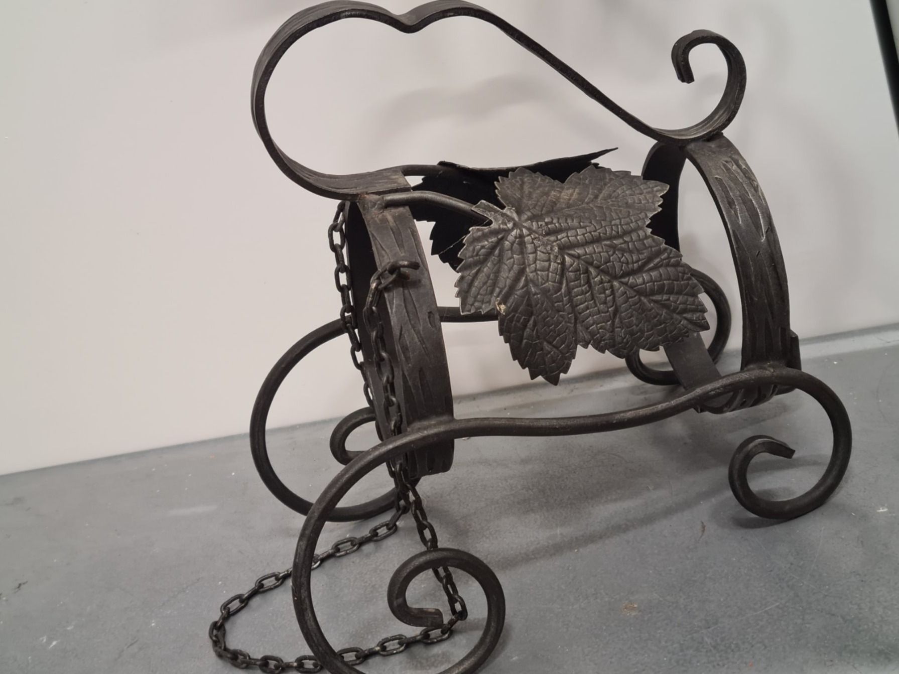 Supporti a parete: Weinflaschenhalter aus Gusseisen – Usato da Amriswil venduto da used2use 2