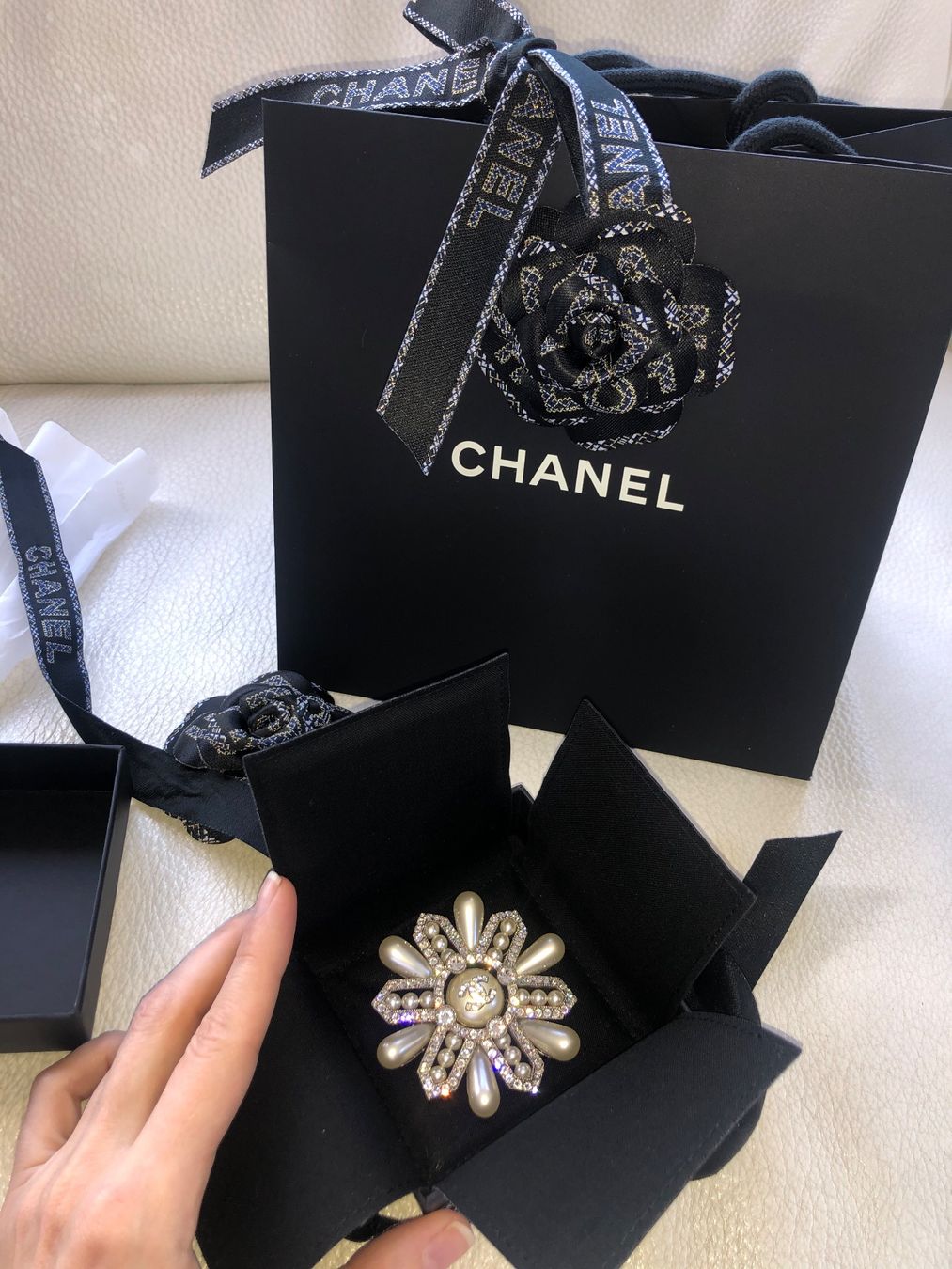 Chanel Broschen & Nadeln: Chanel Brooch – Neu und originalverpackt aus Zürich von Aemilia82