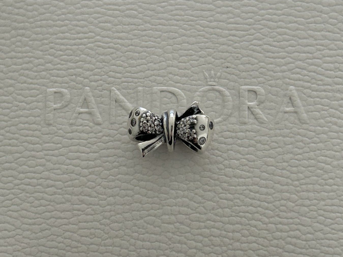 Pandora Ciondoli: Pandora Funkelndes Schleifen Charm – Nuovo (secondo la descrizione) da Rheinfelden venduto da Boutique_Luxe