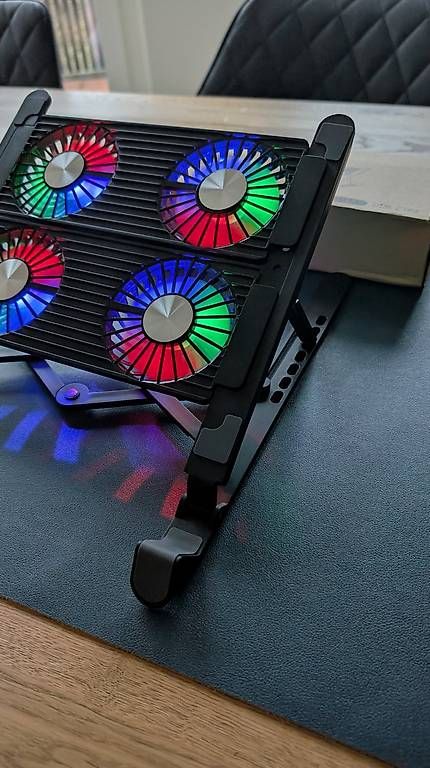 Racks & Cavalletti: RGB Notebook Ständer mit 4 Lüftern & OVP – Usato da Zürich venduto da Dealer1 1