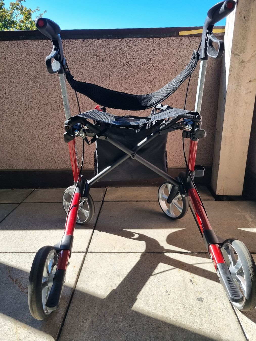 Gehhilfen: Rollator Birkenrot, klappbar mit Tasche – Gebraucht aus Laupen BE von Bombers 2