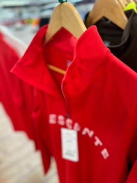 Pullover & Sweatshirts: Descente Pullover Rot NEU – Gebraucht aus Sursee von pil_xg2h 3