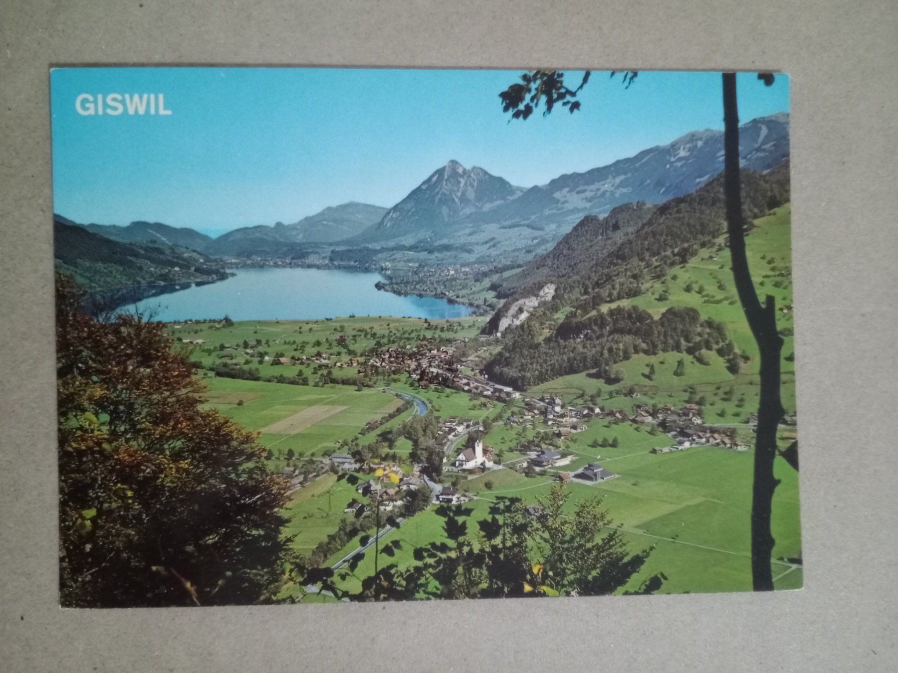 Cartoline postali: AK Giswil Gesamtansicht mit Sarnersee – Usato da Küttigen venduto da Melisch1000