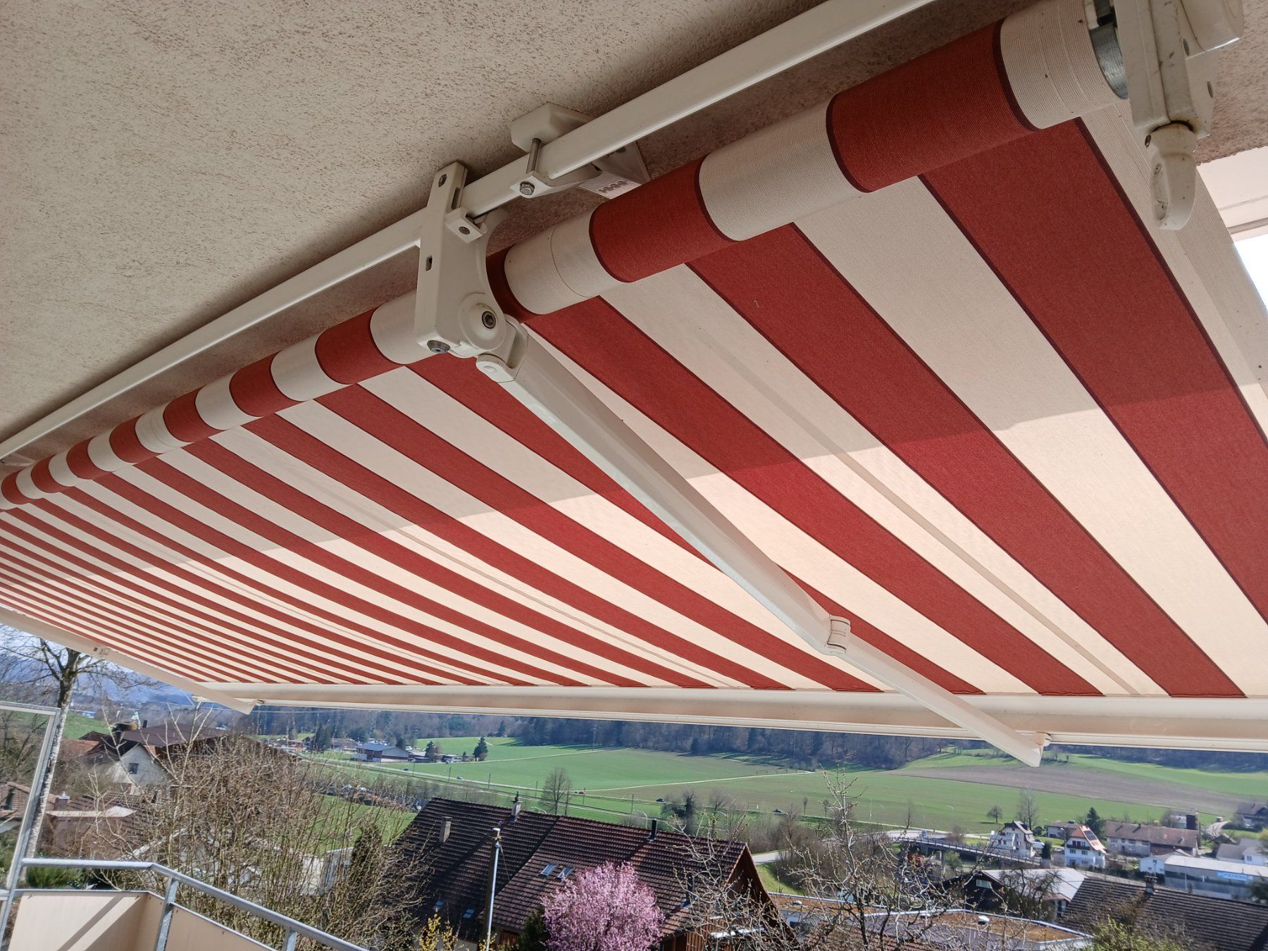Sonnenstore Markise rot-weiss gestreift fr Balkon (Gebraucht) in Safenwil  fr CHF 322  nur Abholung auf Ricardo kaufen