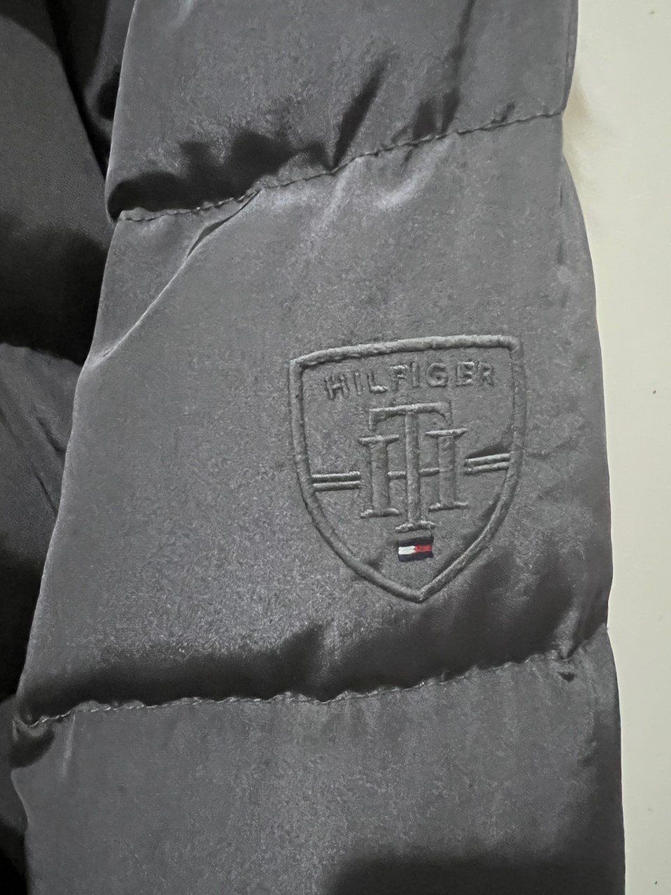 Tommy Hilfiger Jacken: Tommy Hilfiger Jacke grau – Neu (gemäss Beschreibung) aus Lupfig von Pluribus 1