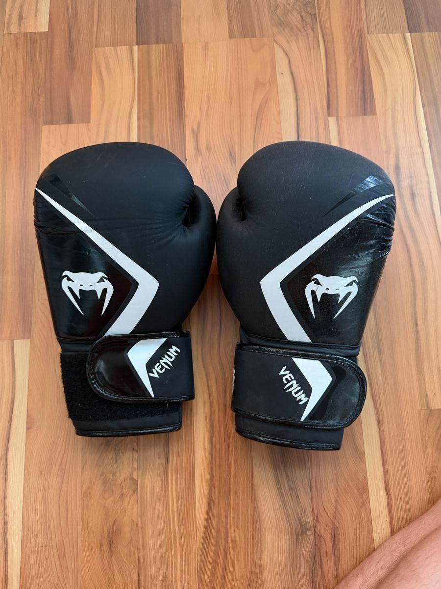 Venum Handschuhe & Handstulpen: Boxhandschuhe Venum schwarz 16oz gebraucht – Gebraucht aus Säriswil von lie_g82q