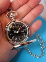 Taschenuhr silberig mit Spring-Deckel und Kette