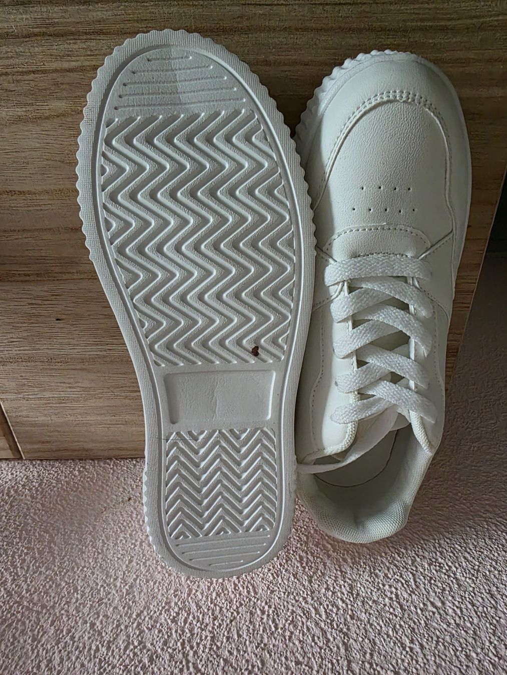 Scarpe da donna: Bequeme weisse Sneaker  Gr. 37, – Nuovo (secondo la descrizione) da Birmensdorf ZH venduto da RehliAllerlei 1