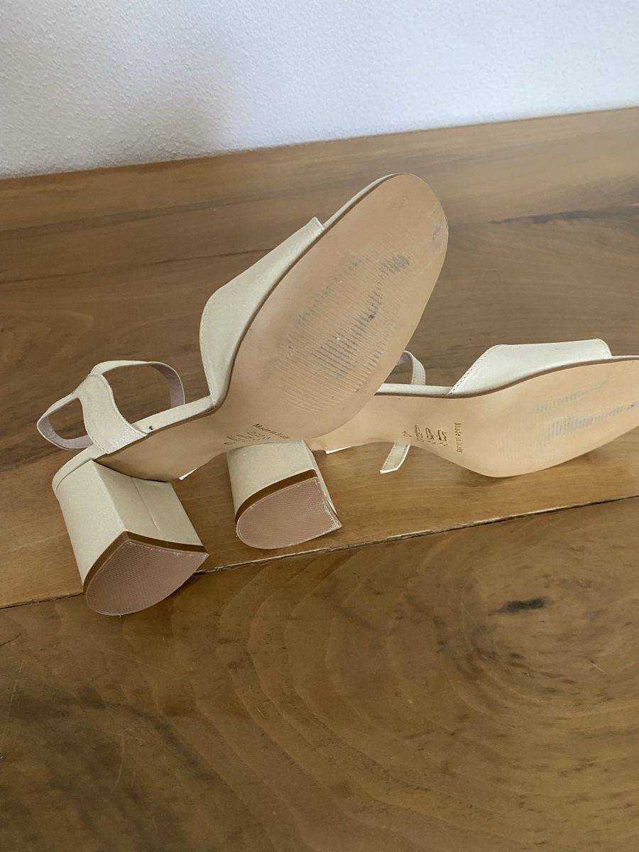 Scarpe da donna: Sandaletten hellbeige mit Glitzer Grösse 39 neuwertig – Usato da Wiesendangen venduto da Vegas2000 4
