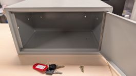 Kleiner Metalltresor zum Festschrauben am Untergrund
