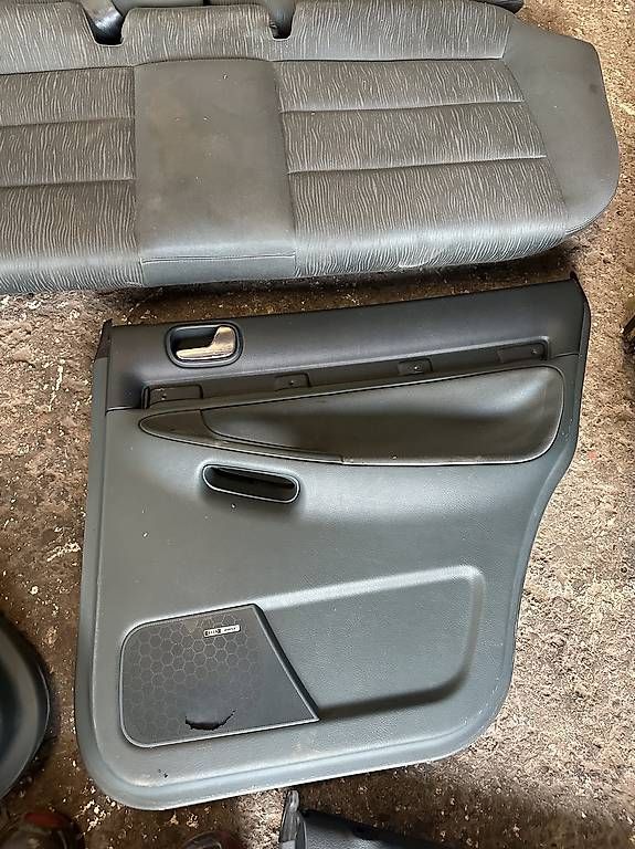Tutti pezzi di ricambio auto: Audi a4 b5 Innenausstattung  – Usato da Oetwil am See venduto da CarParts 4