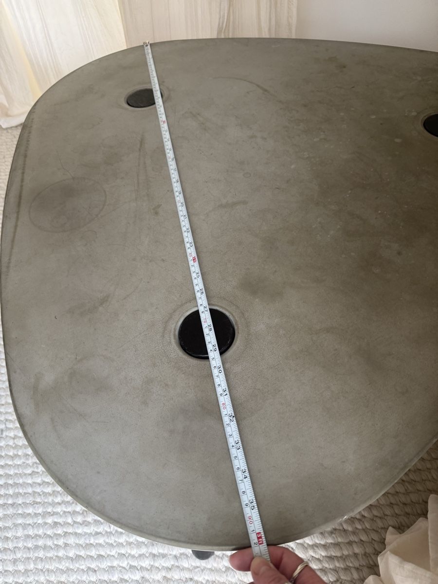 Tavoli: Triangle Concrete Coffee Table – Usato da Richterswil venduto da Ancyk 5