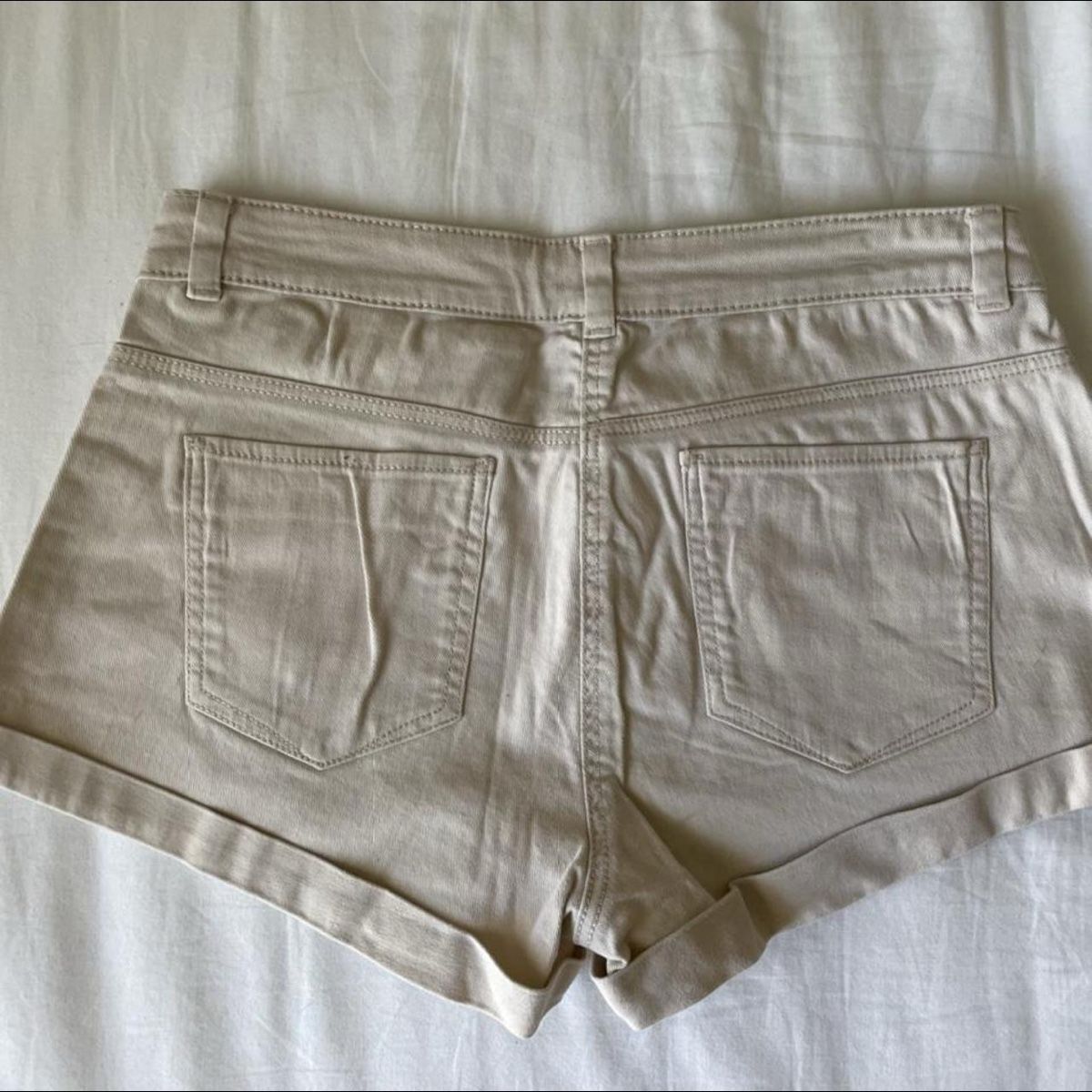 H&M Pantalons: Short beige – D'occasion à Concise par Lae99 1