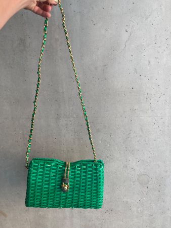 Grüne Korbtasche mit Goldkette, Sommer-Chic, Täcschli
