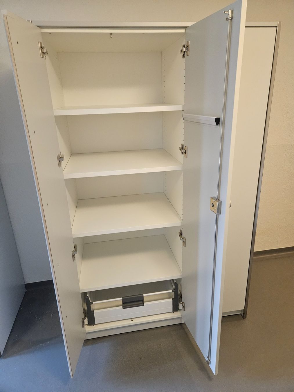 Armoires: Kleiderschrank in super Qualität – D'occasion à Rüti ZH par looren94 2