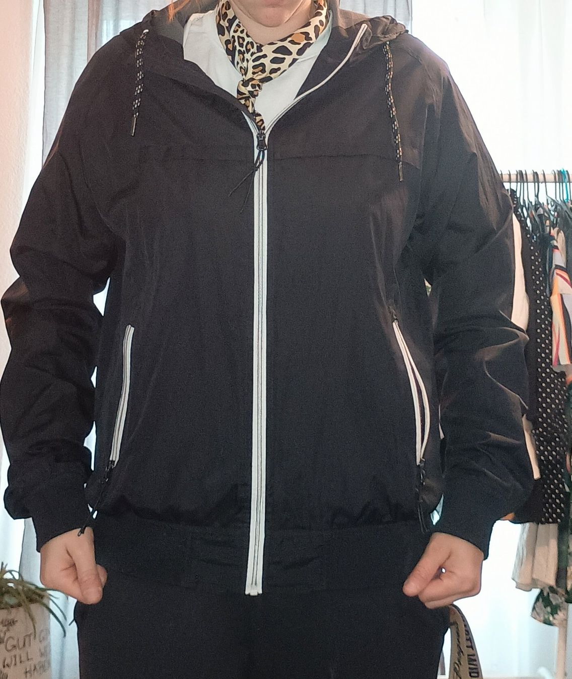 Giacche: Schwarze Übergangs- Wind Jacke mit Kapuze,  Grösse M – Usato da Wolhusen venduto da mel_57jx