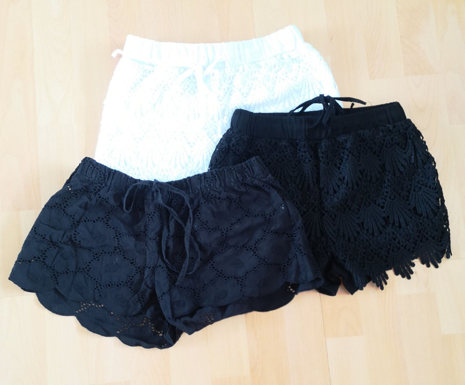 Pantaloni: 3-er Set Hotpants XS - Spendenaktion – Usato da Unterkulm venduto da Beljasch