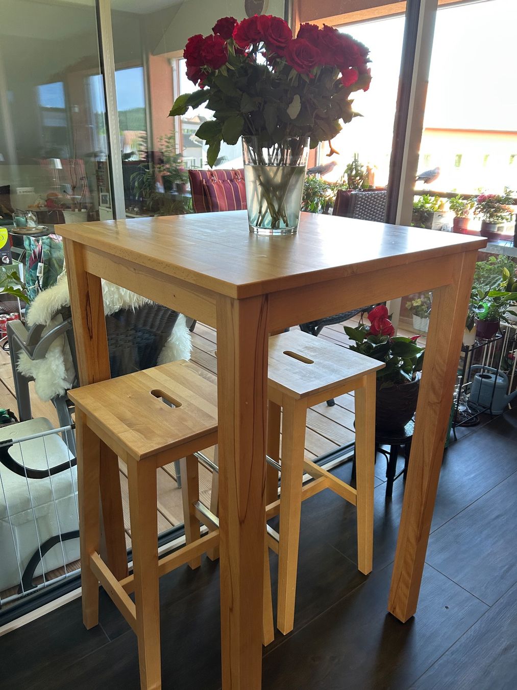 Set de table et chaises: Bartisch mit 2 Hockern – D'occasion à Fraubrunnen par Nicky024