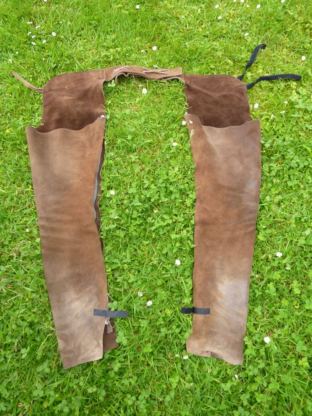 Pantaloni: braune Western-Chaps aus Wildleder – Usato da Dättlikon venduto da Mamakuga 5