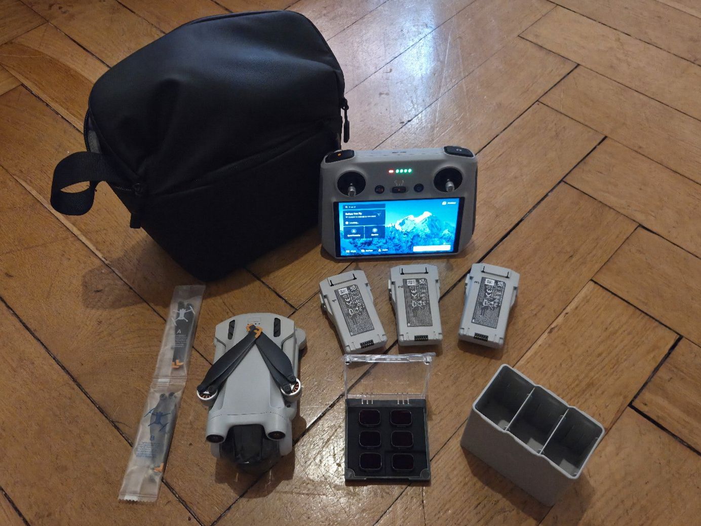 DJI RC Modellbau: DJI Mini 3 Pro Fly More Combo – Gebraucht aus Basel von specs