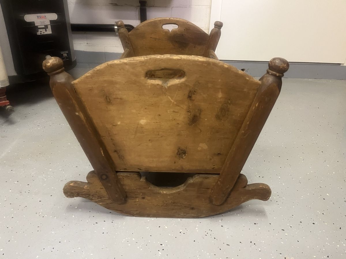 Articoli in legno: Antike Hollzwiege mit Herzsymbol – Usato da Wiggen venduto da mfgUrs 1