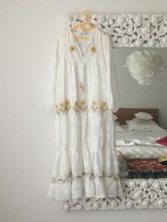 Maxikleid weiss mit Blumenstickerei Zara