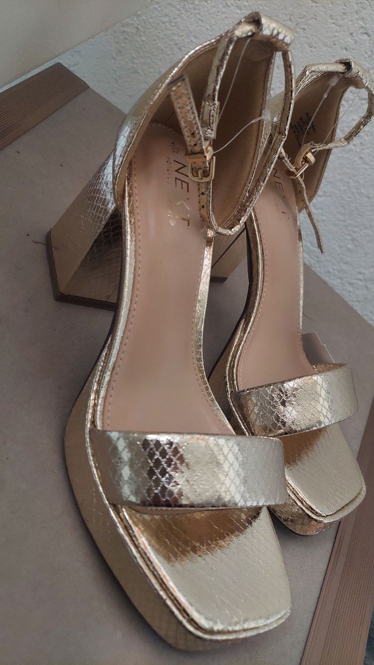 Next Scarpe da uomo: Gold AbsatzSchuhe/gr.37,NEU – Nuovo e nell'imballaggio originale da Basel venduto da O-MEGA