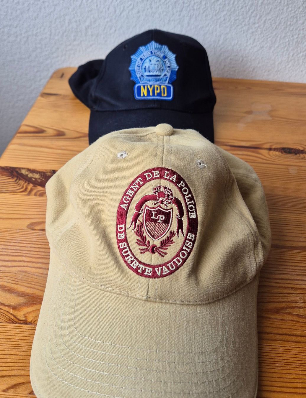 Uniformi: A vendre casquettes de Police – Usato da La Sarraz venduto da badges