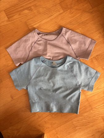 2 elastische enge Sportoberteile blau & lila