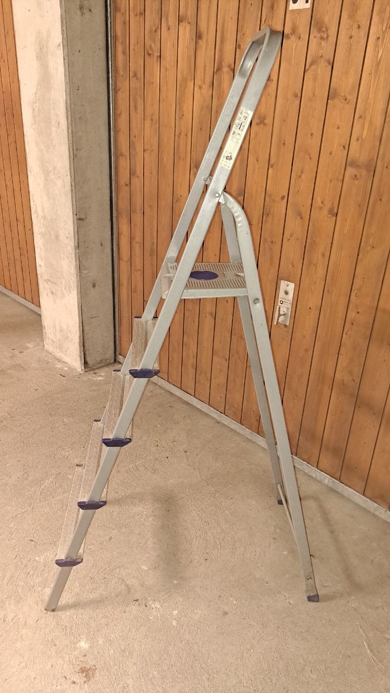 Scale: Stabiler Alu-Tritt 4 Stufen mit Ablage – Usato da Thunstetten venduto da fanki76 2