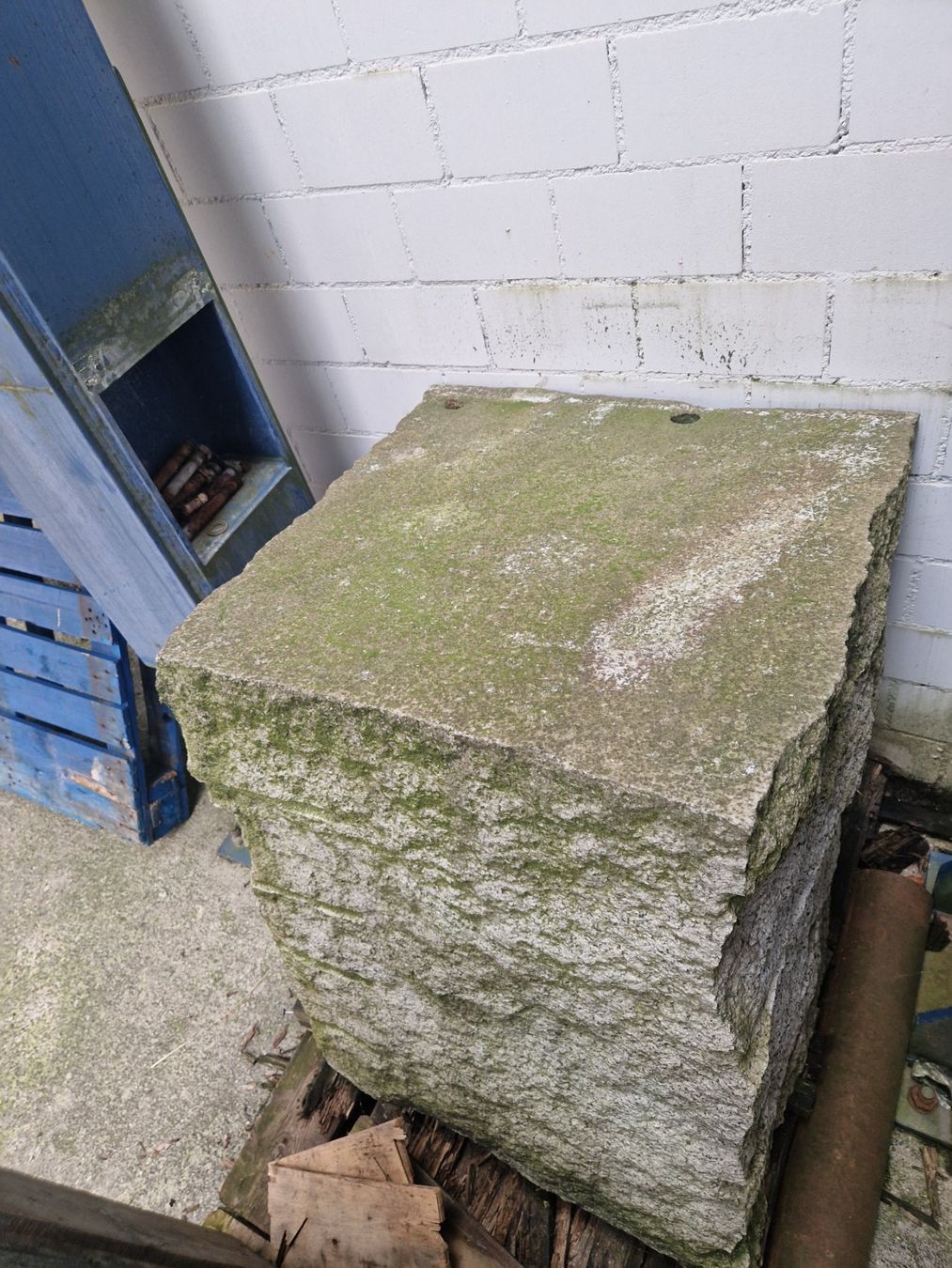 Pietre & tegole: Granitblock Granitquader Quaderstein – Usato da Oetwil am See venduto da tapirus 2