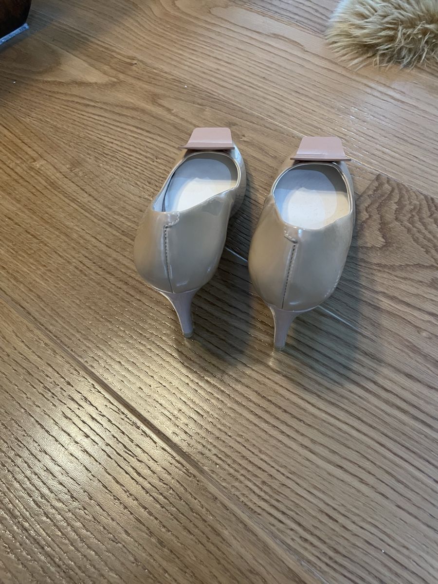 Scarpe da donna: Beige Lackleder Pumps Venilla Suite – Nuovo (secondo la descrizione) da Männedorf venduto da primavera22 2