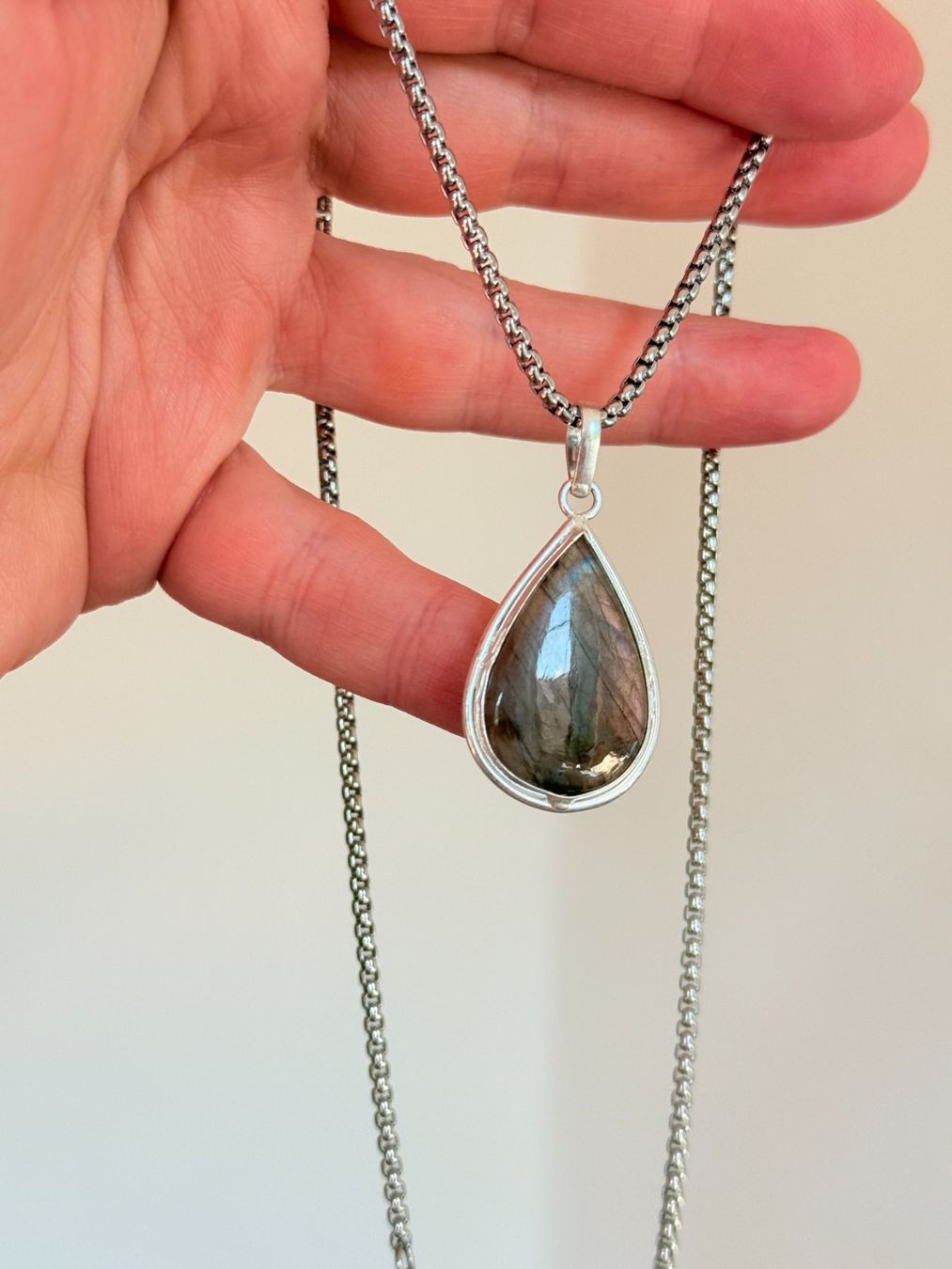 Colliers: Collier vintage avec pendentif en larme ✨ – Neuf avec emballage d'origine à Genève par AGBERG
