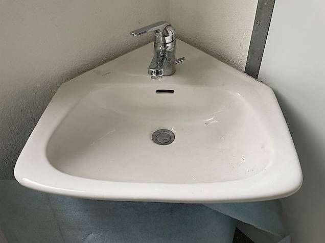 Lavabi & lavandini: Eck-Wandbecken mit KWC Mischbatterie – Usato da Langnau b. Reiden venduto da riwas