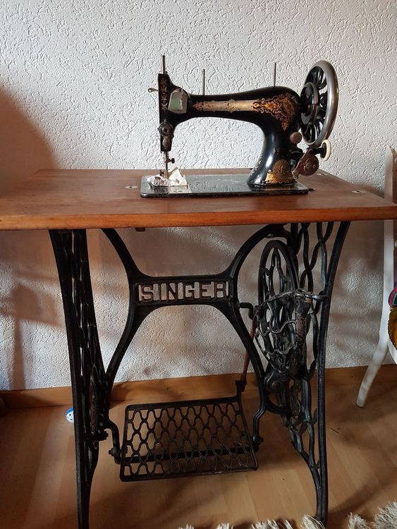 Schöne Alte Nähmaschine Mit Tisch Fotos
