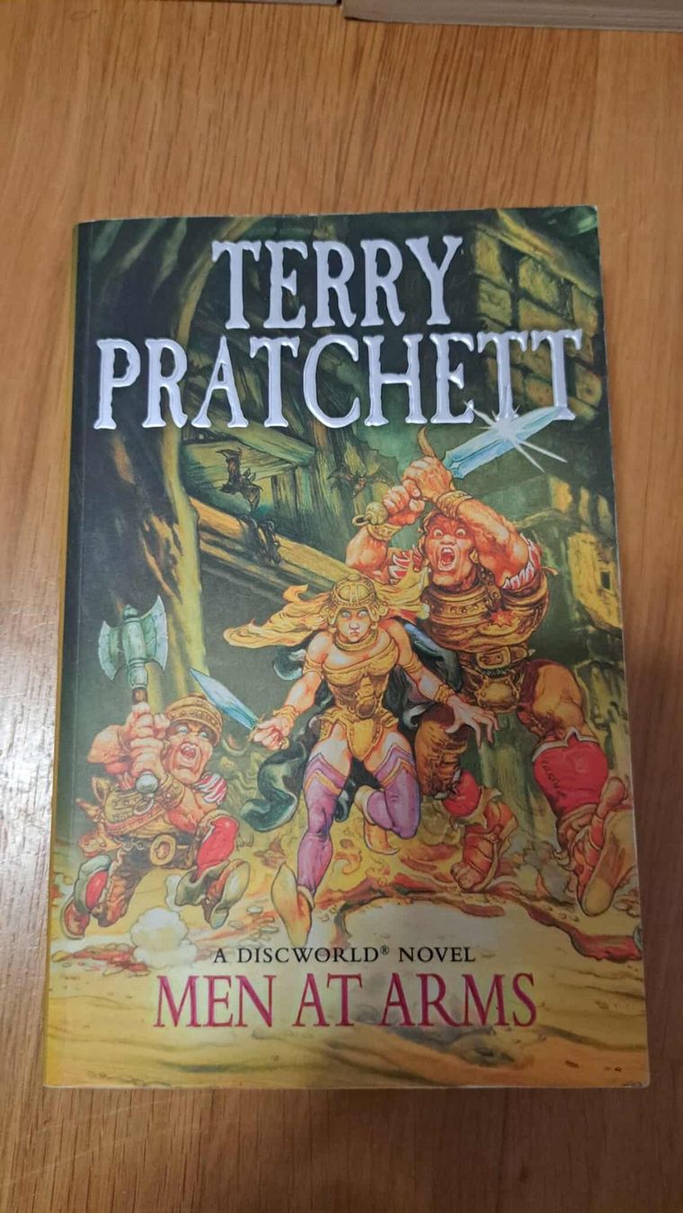 Livres: Men at Arms Terry Pratchett ENG – D'occasion à Waltenschwil par Catlady