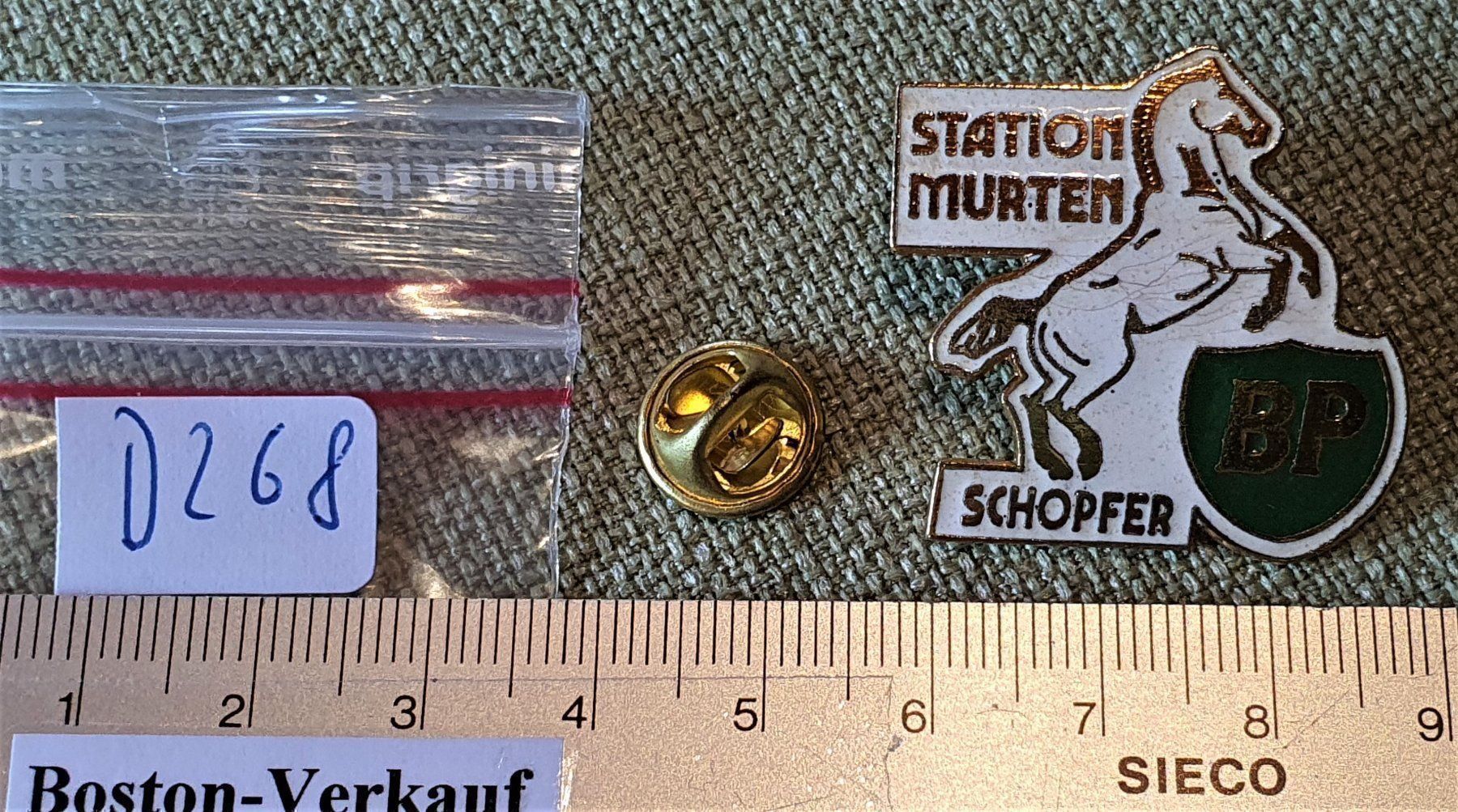 Broschen & Nadeln: D268 - Pin BP Station Murten Schopfer CH – Gebraucht aus Reinach BL von Boston-Verkauf 2