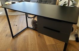 Schwarzer Schreibtisch mit Schubladen - Top Zustand!