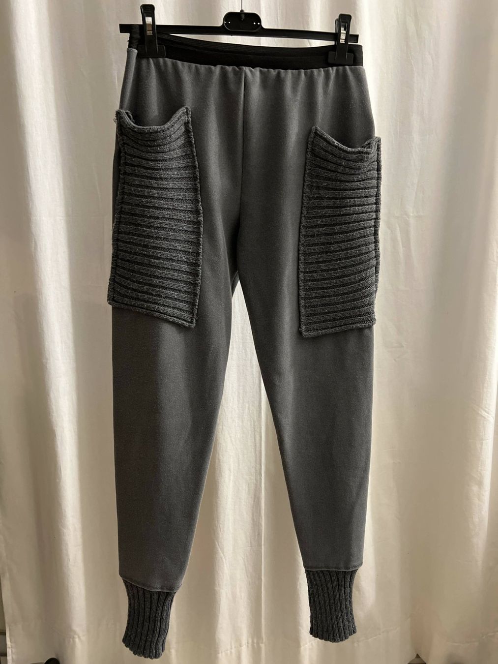 Hosen: Graue Jogging Stoff Hose mit Strickdetails, Gr. S / M – Neu (gemäss Beschreibung) aus Sarmenstorf von taosun2