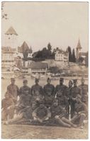 Soldaten vor Schloss Spiez 1918