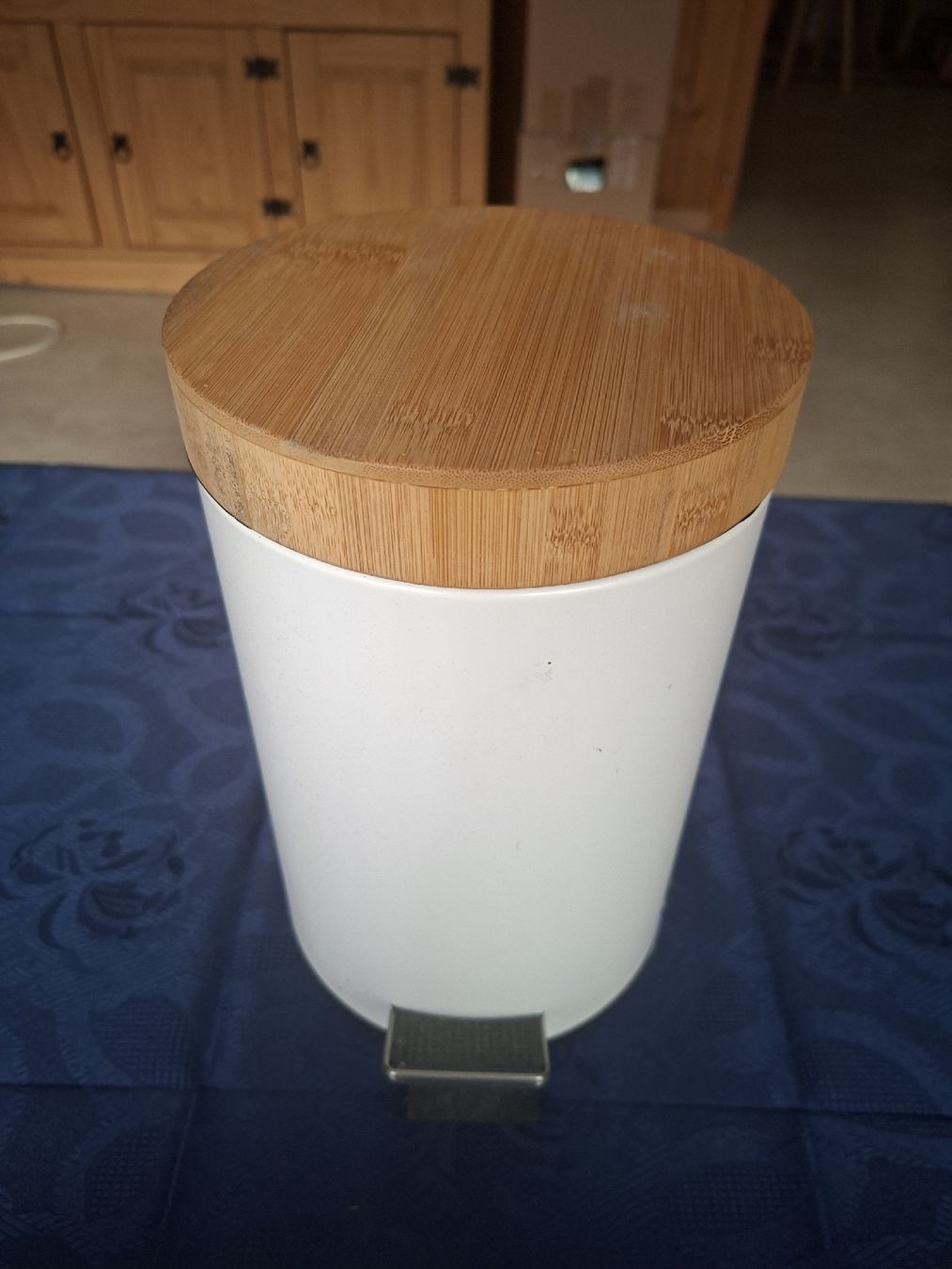 Poubelles: Abfalleimer weiss mit Bambusdeckel – D'occasion à Marbach LU par antanarivo