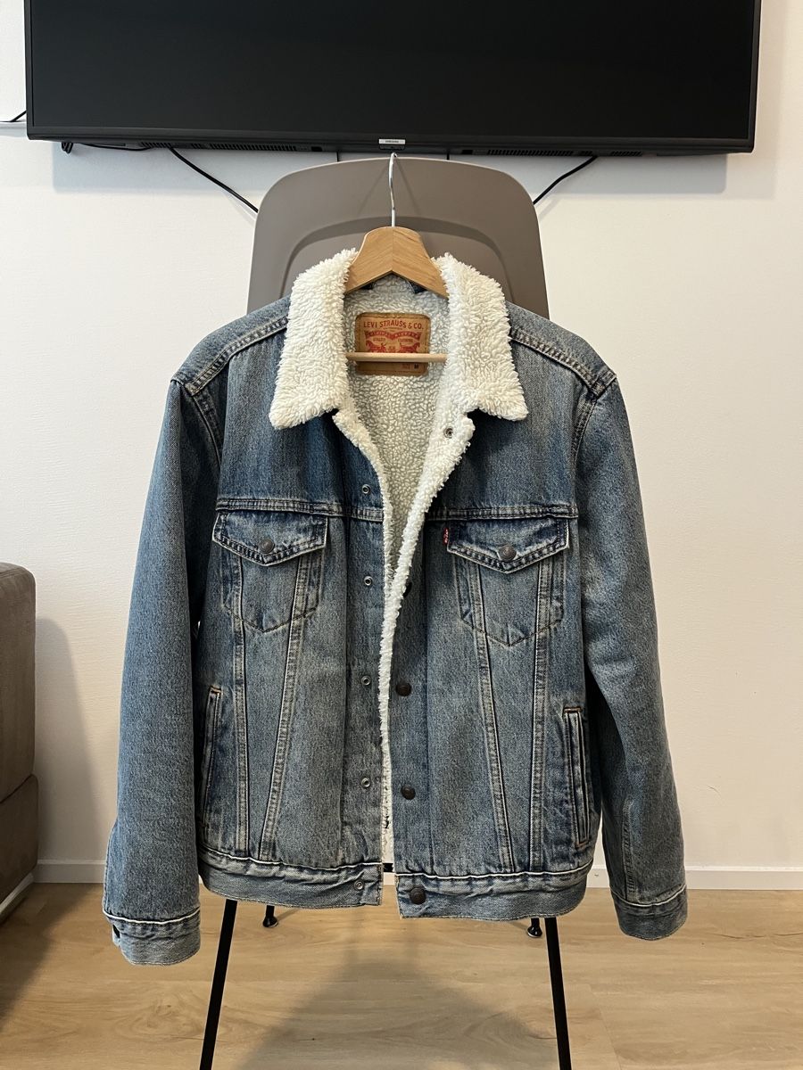Levi's Giacche: Levi's Sherpa Trucker Jeans Jacket – Nuovo (secondo la descrizione) da Kirchberg SG venduto da schwarzekatze7