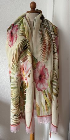 Foulard léger à fleurs multicolores neuf 