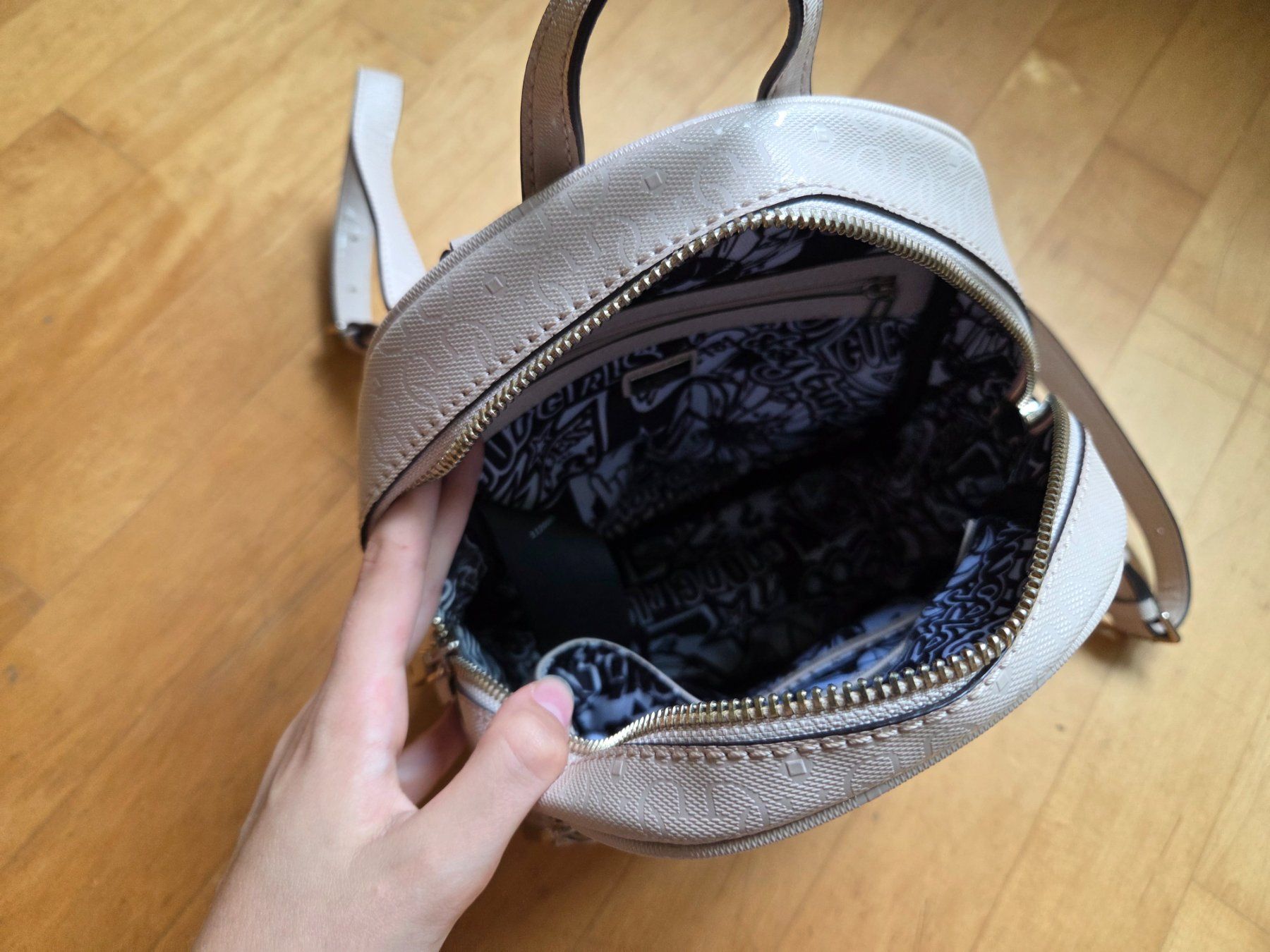 Guess Zaini: Guess Rucksack – Usato da Basel venduto da Norge_69 3