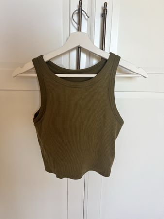 Top vert kaki brassière intégrée UNIQLO