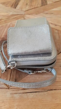 Handytasche mit Portemonnaie/Geldbörse zum Umhängen silber