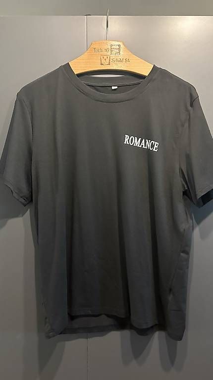 T-shirt: Schwarzes Romance T-Shirt  – Usato da Schaffhausen venduto da silas.