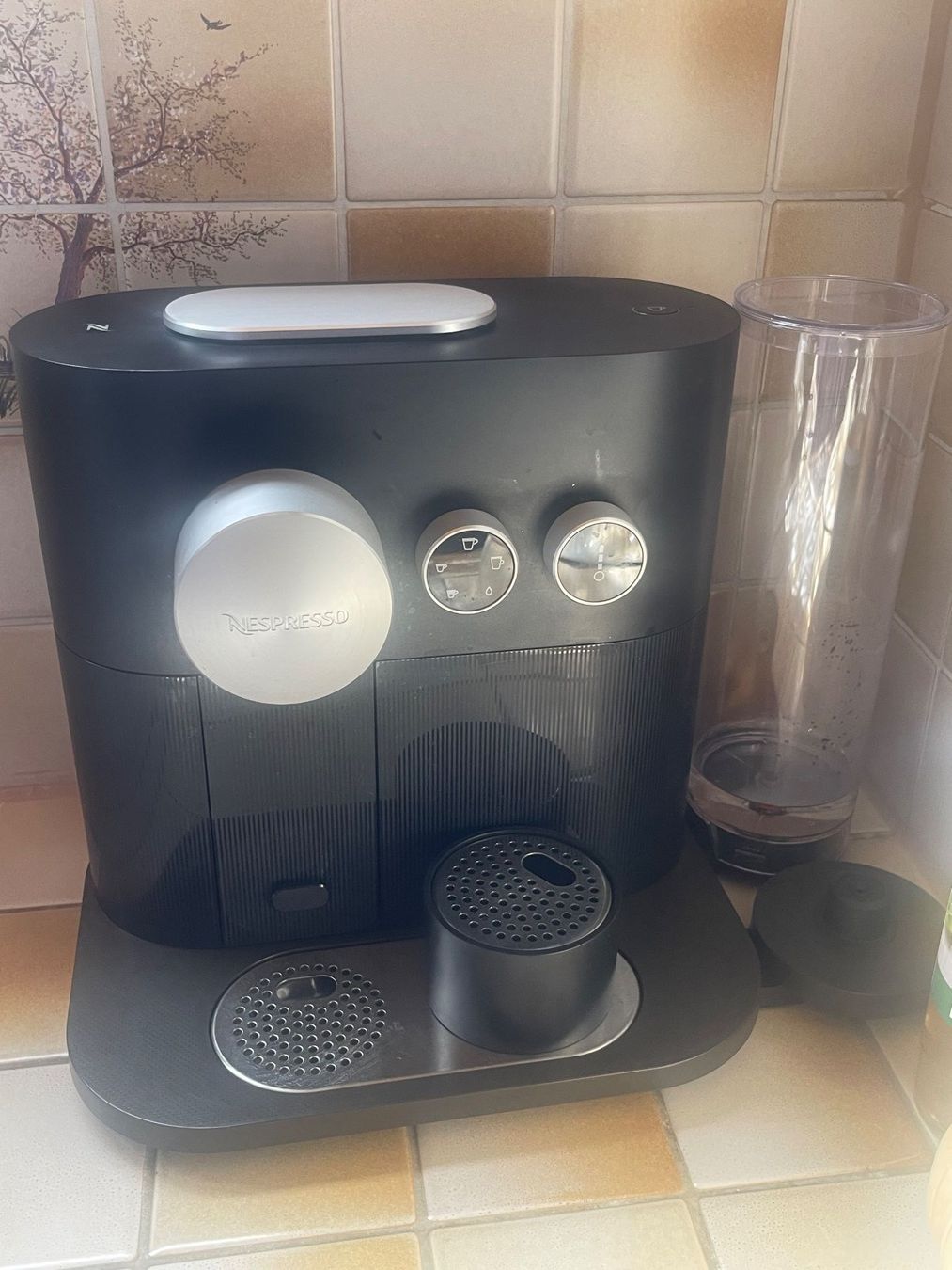 Macchine per caffè & Macchine per espresso: Machine à café Nespresso Vertuo Next - Parfait état ! – Usato da Moutier venduto da Arti1981